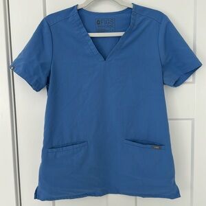 Figs scrubs like new small casa top.
